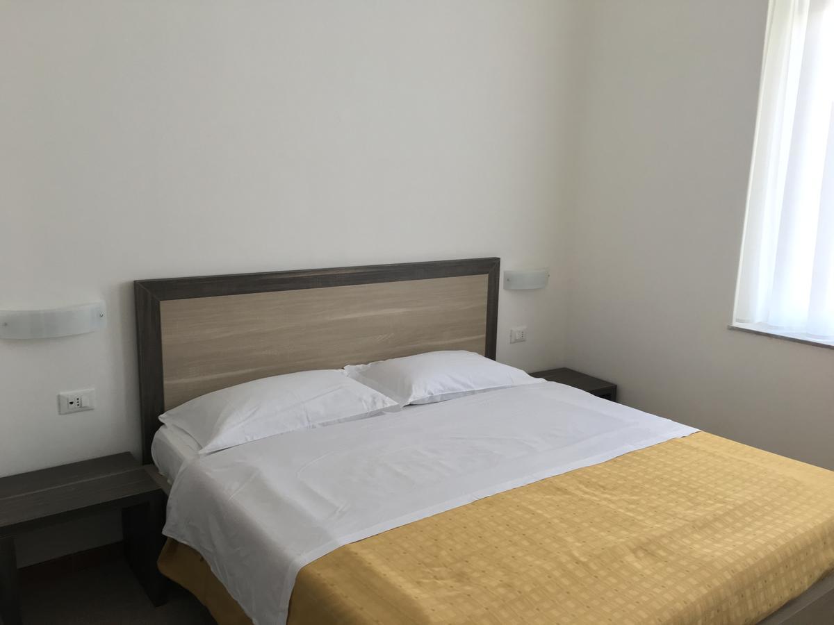 Hotel Virgilio Taranto Exteriör bild